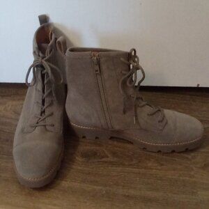 NWOB VIONIC LANI II 9.5 WOMEN'S WALKING ZIPPER BUILT-IN ARCH SUPPORT LUG SOLES